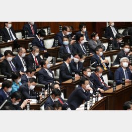 マスクをつけ衆院本会議にのぞむ議員ら（2日）／（Ｃ）日刊ゲンダイ