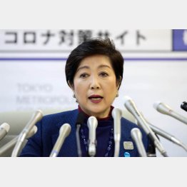 世の中をけむに巻く（新型コロナウィルスについてに会見をする小池都知事）／（Ｃ）日刊ゲンダイ