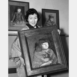 少女時代の自画像を手に父・劉生を語る岸田麗子さん（Ｃ）共同通信社