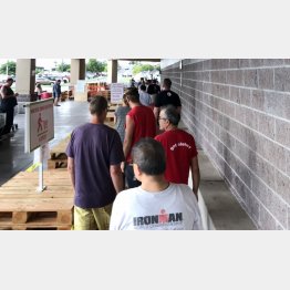 外出禁止令が出る前のコストコの行列（写真：シーボルド裕美子）