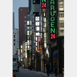 差別は閑散とした夜の街に向かい…（Ｃ）日刊ゲンダイ