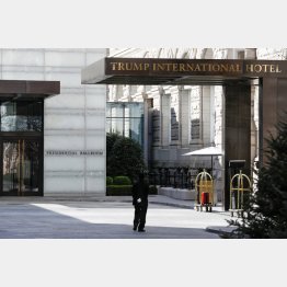 閑散としたトランプ・インターナショナル・ホテルの入り口前に立つ従業員（Ｃ）ロイター
