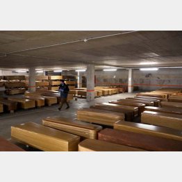 葬儀場の駐車場は棺桶がズラリ（Ｃ）ロイター