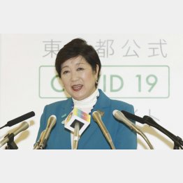 会見する小池都知事（Ｃ）日刊ゲンダイ