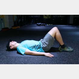 かかとは揃えて少しお尻に近づける（Ｃ）日刊ゲンダイ