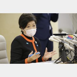 外出自粛を求めながら午後９時から会見をした小池都知事（Ｃ）日刊ゲンダイ