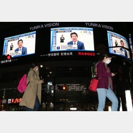 東京・新宿の歌舞伎町でも会見を中継（Ｃ）日刊ゲンダイ