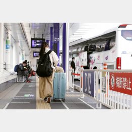 高速バスで東北に帰省する女性（Ｃ）共同通信社