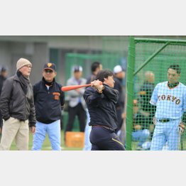 2016年の春季キャンプで。左から長嶋氏、筆者、指導する松井臨時コーチ、阿部（Ｃ）日刊ゲンダイ