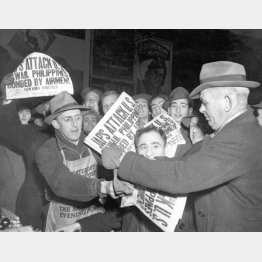 日本軍の真珠湾、フィリピン攻撃を報じる新聞にショックと怒りで群がる米国民（Ｃ）Underwood Archives／Universal Images Group／共同通信イメージズ