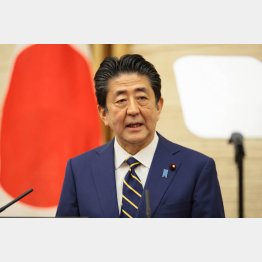 緊急事態宣言後に記者会見をおこなう安倍首相（Ｃ）JMPA