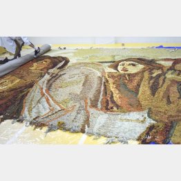 青木繁「海の幸」を模した緞帳（Ｃ）共同通信社