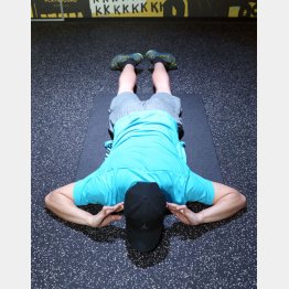 スタートはうつぶせで手は耳の横に沿える（Ｃ）日刊ゲンダイ