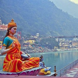 北インドの都市リシケシはヒンズー教の聖地（ピンタレストから）