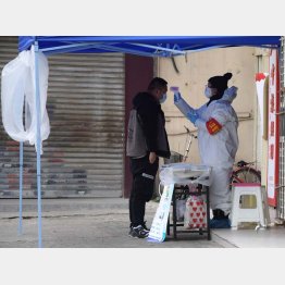 住居入り口の「検温」は必須だった（Ｃ）新華社／共同通信イメージズ