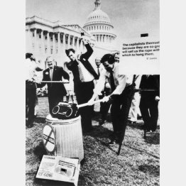 東芝製品は打ち壊された（Ｃ）ロイター＝共同