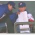 試合中のベンチで資料を見る野村監督（Ｃ）共同通信社