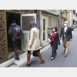 解雇撤回を求め、ロイヤルリムジン側へ団体交渉の申し入れに向かう運転手ら（Ｃ）共同通信社