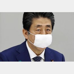 こうなった理由はすべてが場当り、その場しのぎだったから（16日、全国都道府県に緊急事態宣言をする安倍首相）／（Ｃ）共同通信社