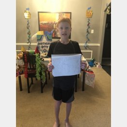 自分で描いた白地図を手にするブランドン君（ジョディーさんのツイッターから）