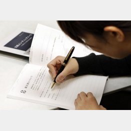 エンディングノートなどのツールを用いるのも手（Ｃ）日刊ゲンダイ