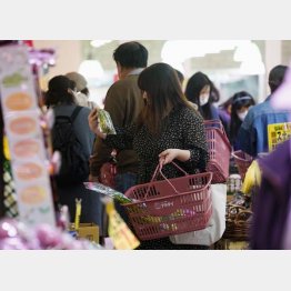 確かにスーパーに人は多いが、そんな客はお客にとってもいい迷惑（Ｃ）共同通信社