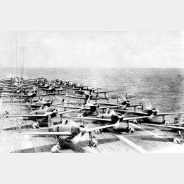 ミッドウェー海戦において空母「赤城」のデッキに整列したゼロ戦＝1942年6月（C)Robert Hunt Library ／ Mary Evans ／共同通信イメージズ