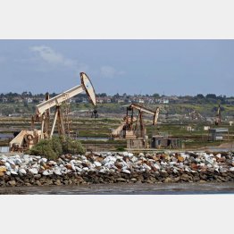 NY原油は初のマイナスとなった（米カリフォルニア州ハンティントンビーチの原油採掘施設）／（Ｃ）ゲッティ＝共同