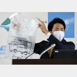 家庭から出すごみ袋に感謝の言葉などを書くよう呼びかける小泉環境相（Ｃ）共同通信社