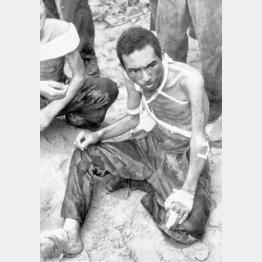 ガダルカナル島で米軍の捕虜となった日本軍兵士。疲れ果て、飢えている（1943年2月）／（Ｃ）共同通信社