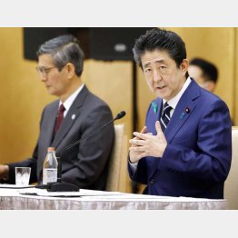 尾身副座長（左）は安倍首相の会見にも同席（Ｃ）共同通信社