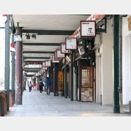 ゴールデンウイーク初日は四条通祇園商店街も閑散（Ｃ）日刊ゲンダイ