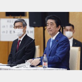 無能コンビ（緊急事態宣言の延長が決まり、記者会見する安倍首相。左は諮問委員会の尾身茂会長）（Ｃ）共同通信社