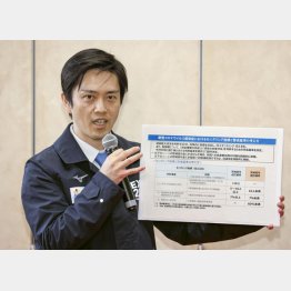 独自の「大阪モデル」で正常化へ（取材に応じる大阪府の吉村洋文知事）／（Ｃ）共同通信社