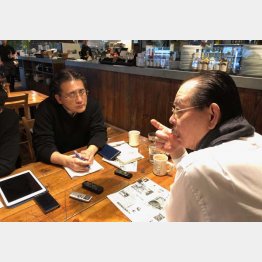 野田義治（右）と本橋信宏（Ｃ）日刊ゲンダイ