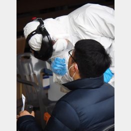 PCR検査を受ける男性（Ｃ）ＮＮＡ／共同通信イメージズ