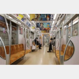 地下鉄も窓開けで運行（Ｃ）日刊ゲンダイ