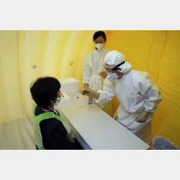 退院時のPCR検査で2回連続「陰性」判定でも（写真は同検査のデモンストレーション）／（Ｃ）共同通信社
