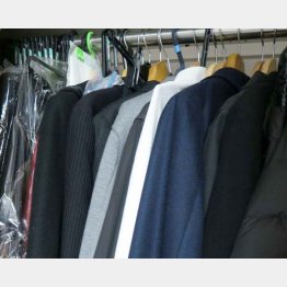 ぎっしり詰まったクローゼット（Ｃ）日刊ゲンダイ