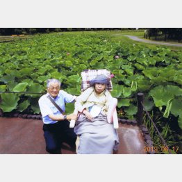 入院した奥さんと外出（行田市の古代蓮の里にて）／（提供写真）