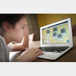 オンライン授業で算数を勉強する女の子（Ｃ）BELGA／共同通信イメージズ