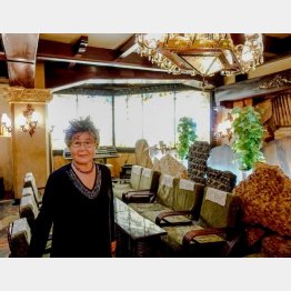 古城の店内と京子さん（Ｃ）日刊ゲンダイ