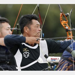 昨年のアーチェリー1次選考会での山本博さん（Ｃ）共同通信社