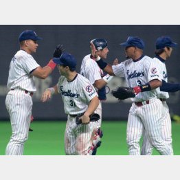 試合に勝って手を合わせるラミレス（右）とペタジーニ（左）だが…（Ｃ）共同通信社
