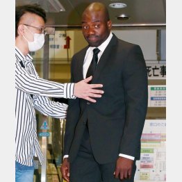 18日に釈放されたボビー・オロゴン容疑者（Ｃ）日刊ゲンダイ