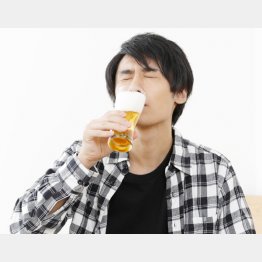 家飲みはついつい飲みすぎてしまう（Ｃ）PIXTA