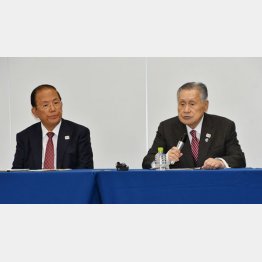 組織委員会の武藤事務総長（左）と森会長（Ｃ）日刊ゲンダイ