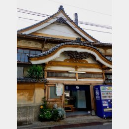 昔ながらの宮造りの建物（Ｃ）日刊ゲンダイ