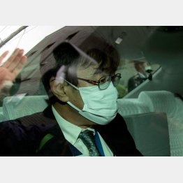 21日、車に乗り込む黒川弘務氏（Ｃ）日刊ゲンダイ