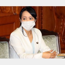 安倍首相の‶慰留″を受け続投を表明した森雅子法相（Ｃ）日刊ゲンダイ
